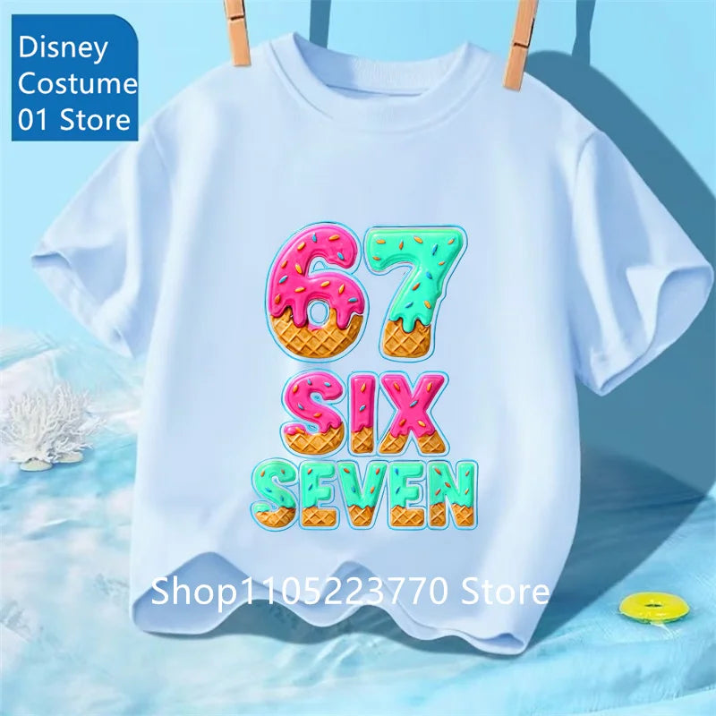 Camiseta infantil de manga curta com estampa de desenho animado.