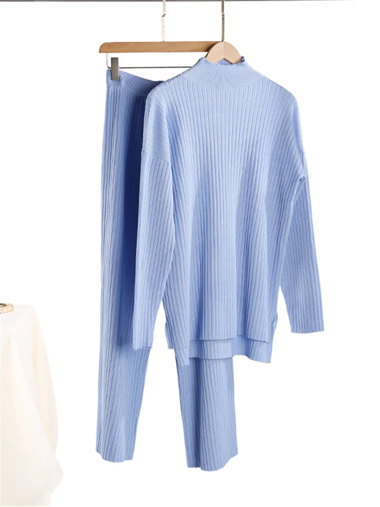 Women’s 2-Piece Knitted Tracksuit – Turtleneck & Joggers