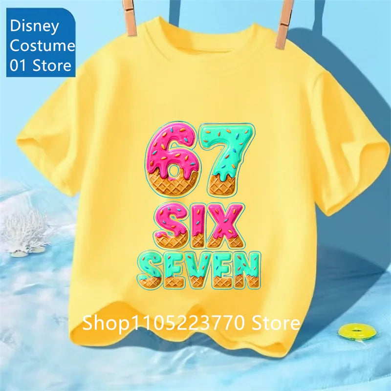 Camiseta infantil de manga curta com estampa de desenho animado.