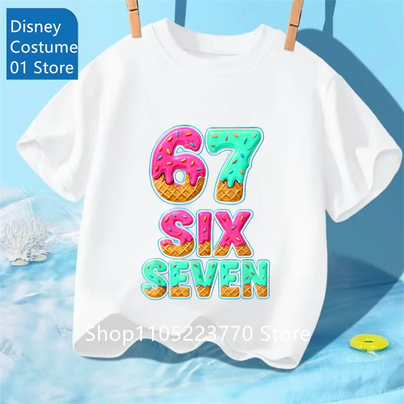 Camiseta infantil de manga curta com estampa de desenho animado.