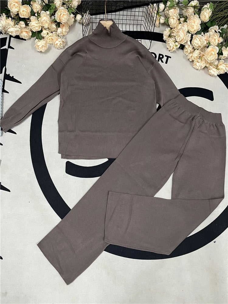 Women’s 2-Piece Knitted Tracksuit – Turtleneck & Joggers