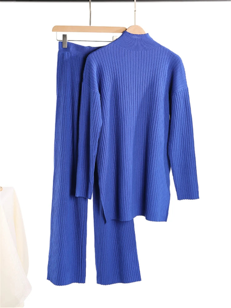 Women’s 2-Piece Knitted Tracksuit – Turtleneck & Joggers