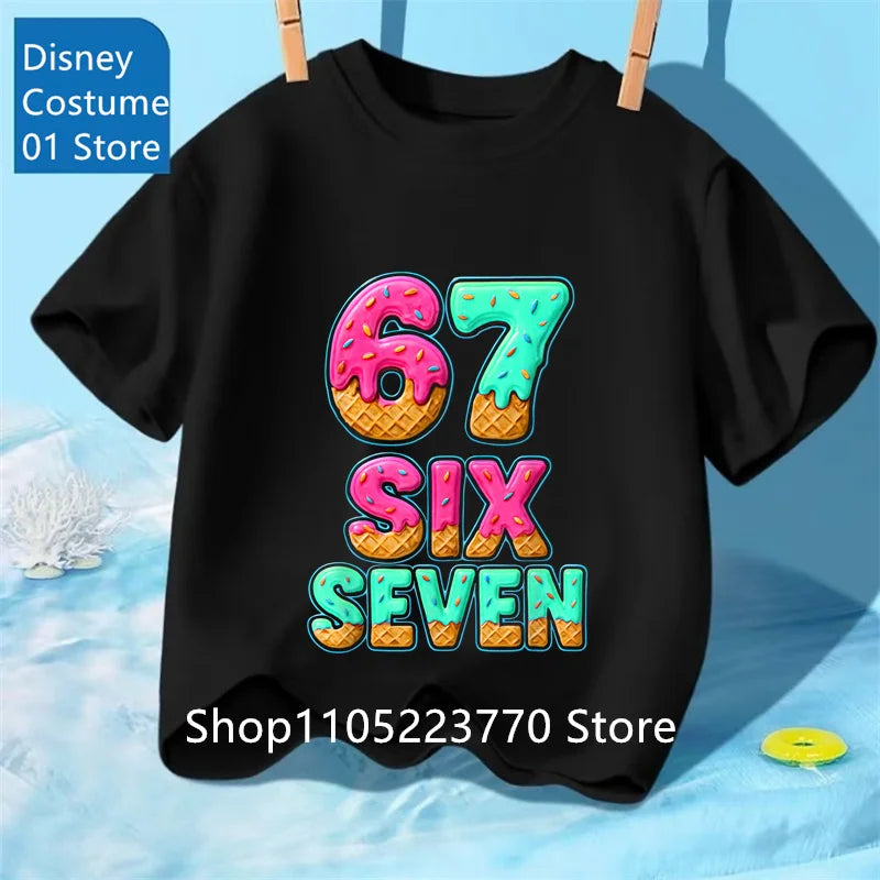 Camiseta infantil de manga curta com estampa de desenho animado.