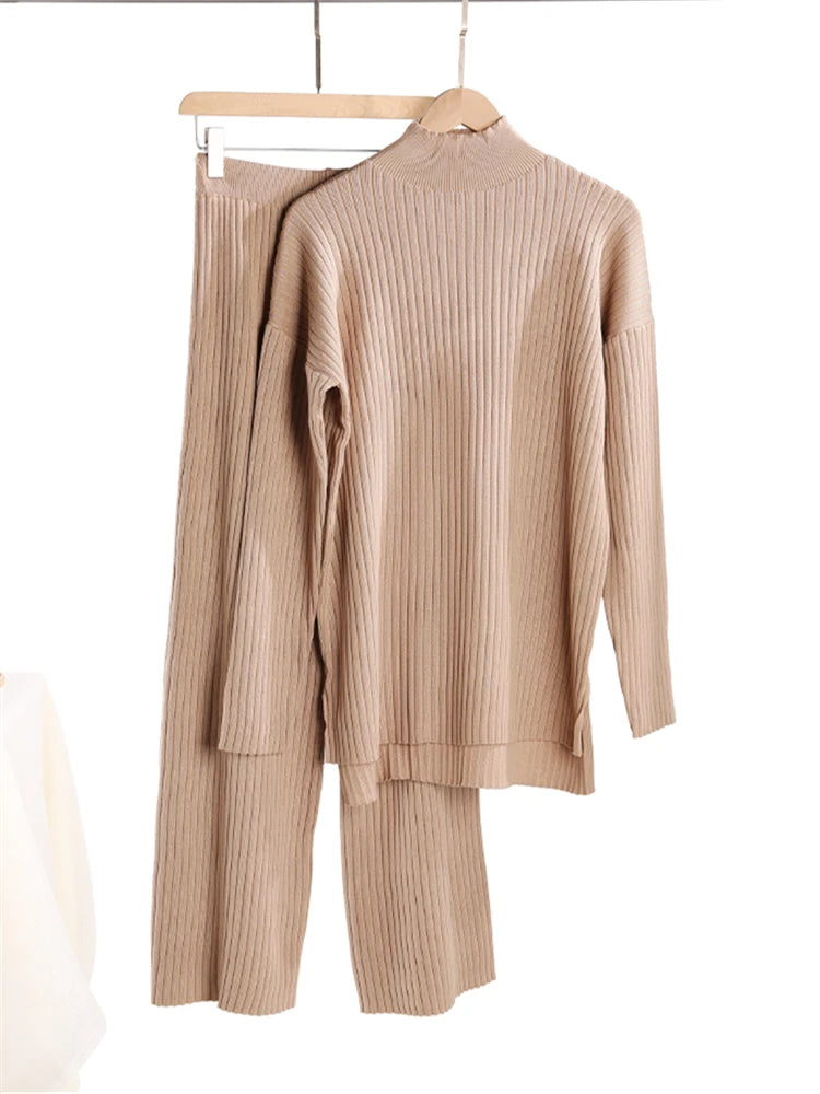 Women’s 2-Piece Knitted Tracksuit – Turtleneck & Joggers