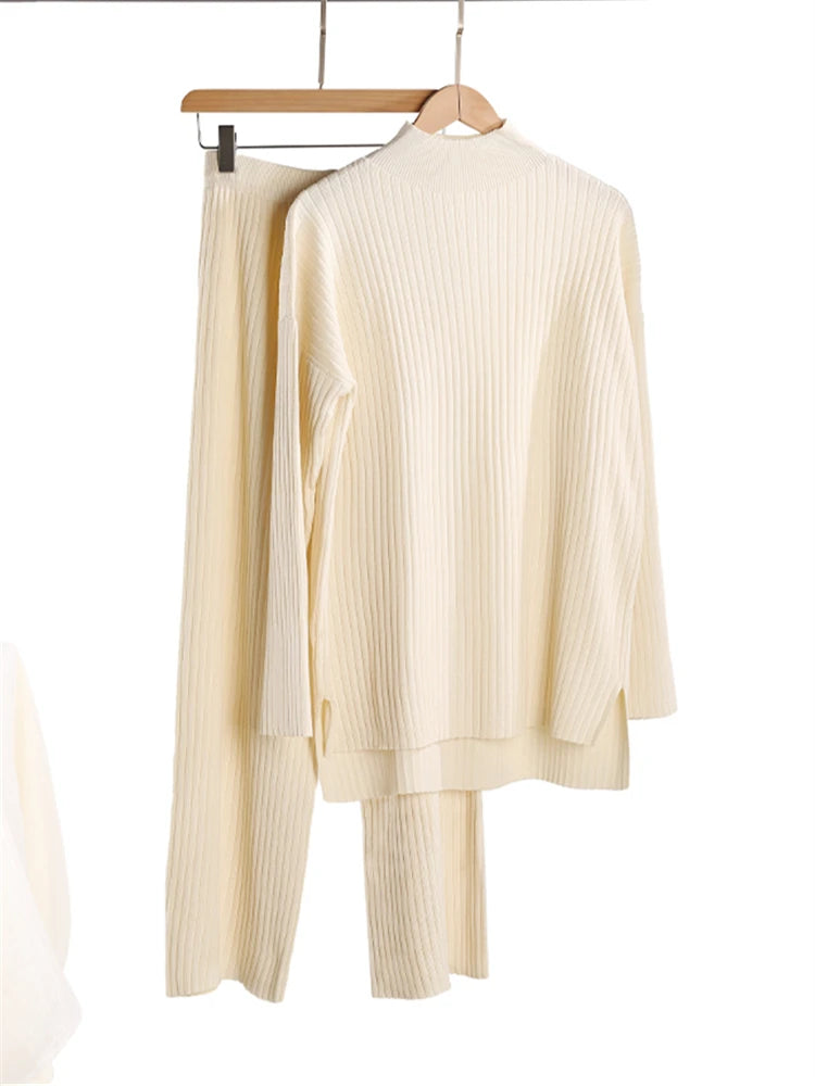 Women’s 2-Piece Knitted Tracksuit – Turtleneck & Joggers