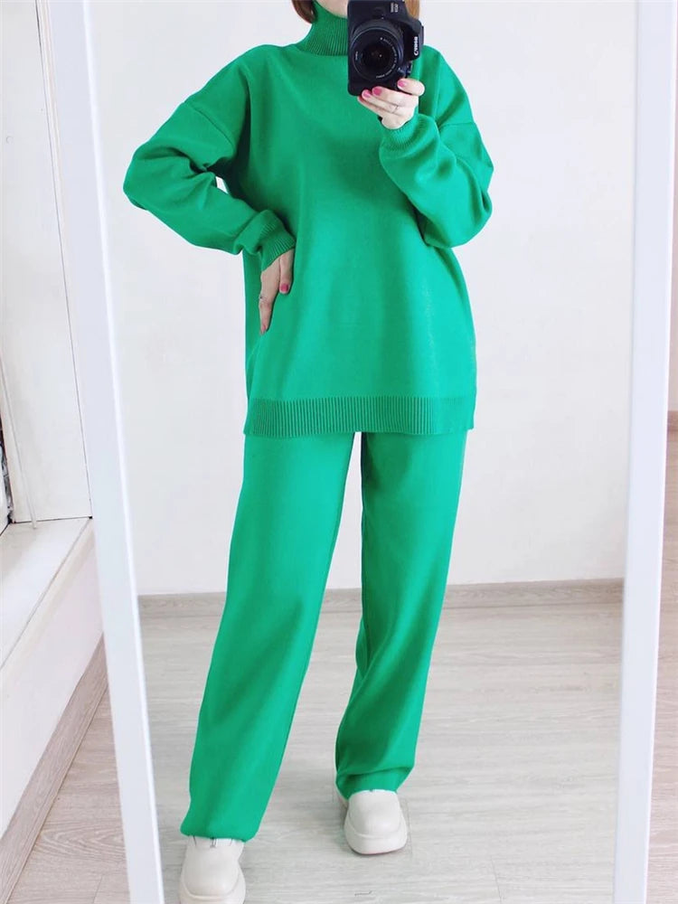 Women’s 2-Piece Knitted Tracksuit – Turtleneck & Joggers